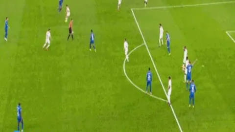 WWE直播突遇衣柜故障，蒂法尼·斯特拉顿遭遇电视黑屏难堪瞬间